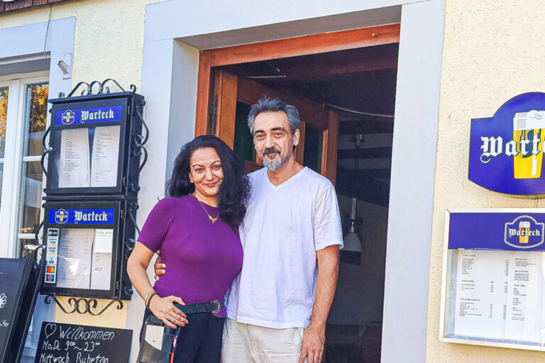 Ein Mann und eine Frau stehen lächelnd im Eingang eines Gasthauses namens Wirtseck.