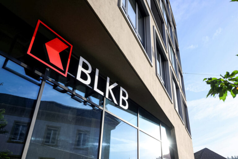 Logo und Schriftzug BLKB an der Fassade eines modernen Gebäudes vor blauem Himmel.