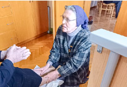 Eine Ordensschwester kümmert sich in Shkoder um eine Patientin.