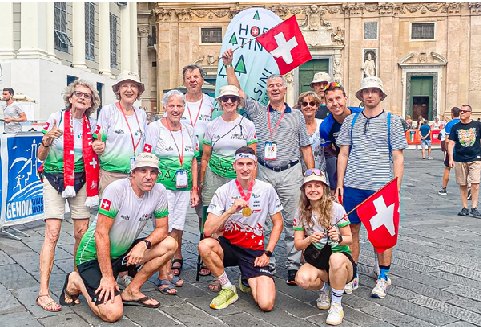 Der Fanclub von Tino Polsini an der OL-WM in Genua: Den «Volksklick» schickte uns Rémy Gröflin aus Buckten.