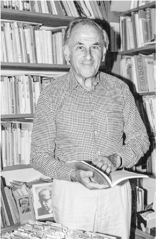 Ernst Martin in seiner Bibliothek am Bergweg.