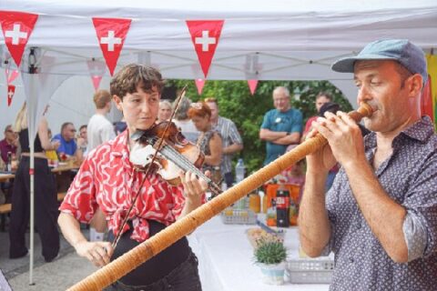 Für den guten Ton sorgten Lisa Travella an der Geige und Hannes Fankhauser mit dem Alphorn.