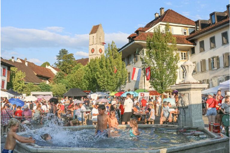 Für die kleinen Gäste wurde der Dorfbrunnen an der Gelterkinder Bundesfeier zum Schwimmbecken.