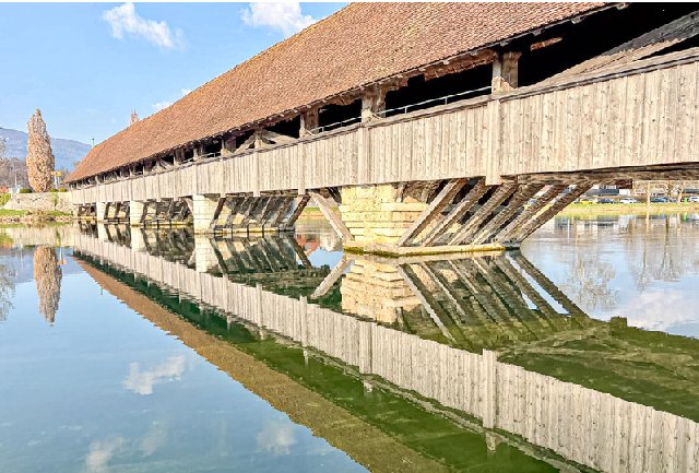 Das Spiegelbild der alten Holzbrücke in Wangen an der Aare, fotografiert von Eugen Schwarz aus Oberdorf.