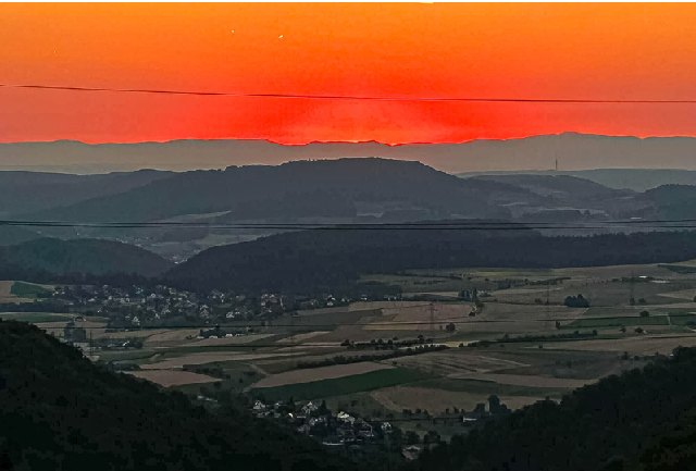 Der Oltinger Rolf Fiechter hat diesen wunderschönen Sonnenuntergang auf der Schafmatt in Oltingen aufgenommen.