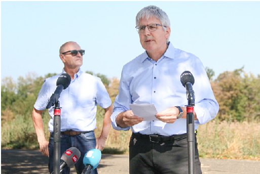 Die Spitze des Bundesamts für Landwirtschaft am Medientermin in Wittinsburg: Direktor Christian Hofer (vorne) und Vize-Direktor Bernard Belk.