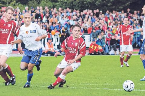Pius Kaderli (links) 2006 im Zweikampf mit FCB-Stürmer Cristiano.
