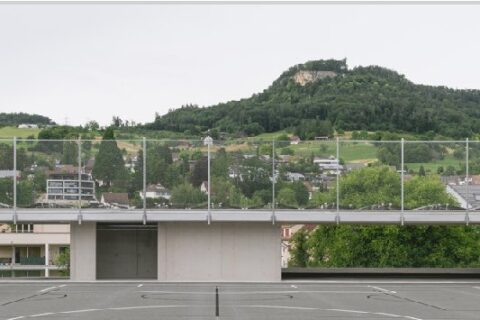 Neben der Dreifachsporthalle bietet der Allwetterplatz auf dem Dach zusätzliche Fläche für Sporttreibende.
