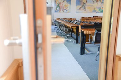 Zur Behebung des Schadens im Regierungszimmer wird der Boden im da rüber liegenden Landratssaal geöffnet.