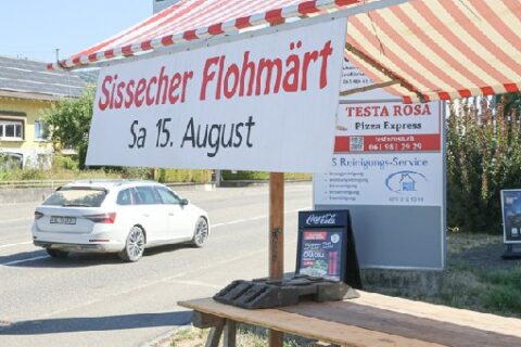 Der Gewerbeverein Sissach wirbt an der Hauptstrasse in Böckten für den morgen stattfindenden Flohmarkt.