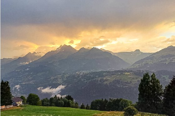 Der Lausner Markus Baumann hielt diese mystische Gewitterstimmung in Obersaxen (GR) fest.