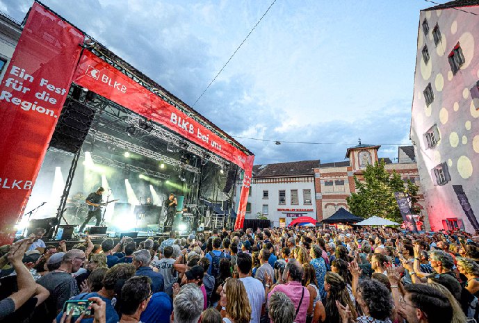 Auf der Bühne beim Alten Zeughaus standen die Baselbieter Band «Les Touristes» und der Singer-Songwriter Zian (Bild).