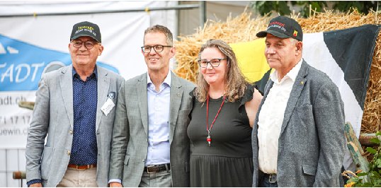Gemeindepräsident Thomas Grüter, Regierungsrat Markus Eigenmann, OK-Chefin Marianne Iberg und Zunzgen-«Preesi» Hansruedi Wüthrich (von links).