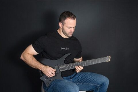 Roman Weber richtet sich in seinem Gitarrenunterricht nach den persönlichen Zielen seiner Schülerinnen und Schüler.