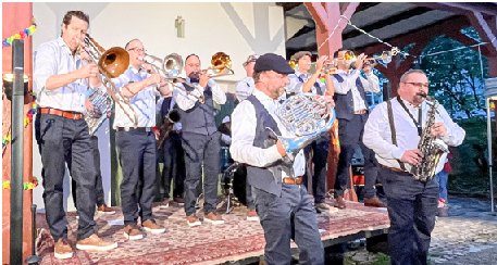 Heidi Schwarz aus Oberdorf fotografierte das Sommerkonzert des Theaters im Pfarrhauskeller in Waldenburg mit den «Bluesbuebe».