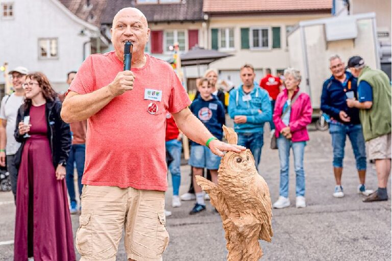 Diese Holz-Eule soll von einem Waldenburg zum nächsten fliegen und ein Symbol der Freundschaft sein.