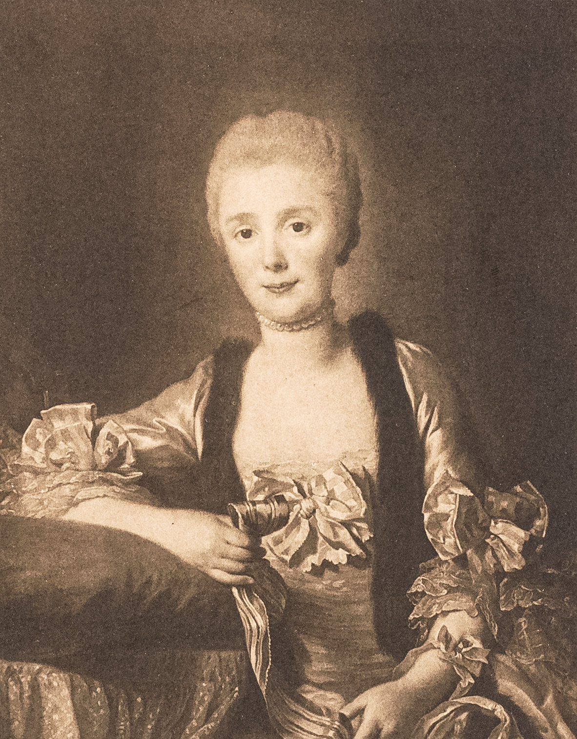 Sepiafarbenes historisches Porträt einer Frau mit hochgestecktem Haar in seidenem Kleid mit Rüschen.
