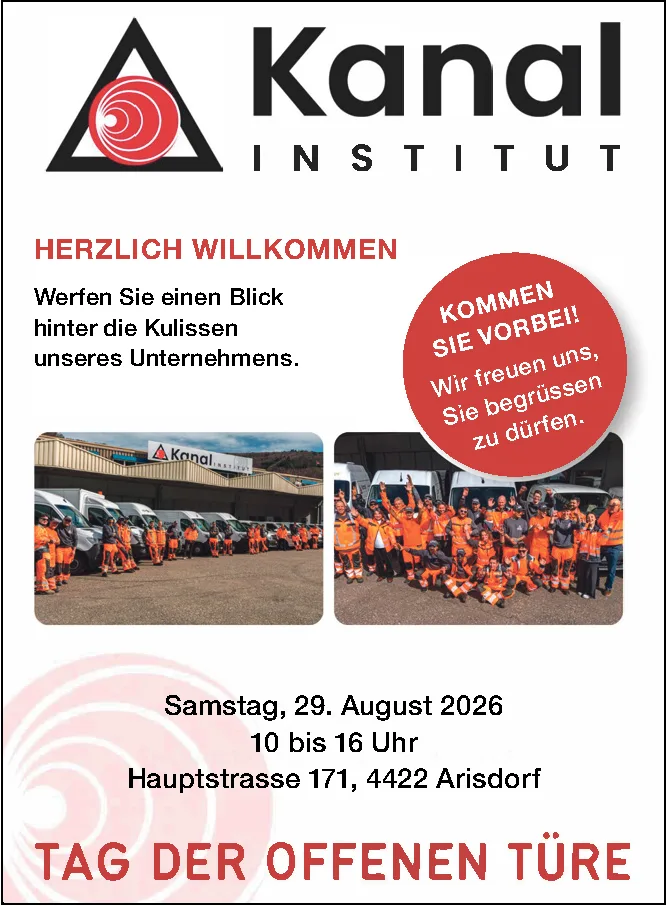 Mitarbeitende in orangen Arbeitsanzügen posieren vor Firmengebäude und Fahrzeugen des Kanal Instituts.