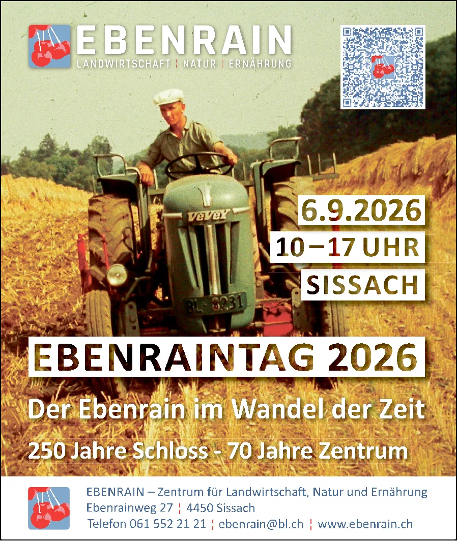 Ein Mann in altem Foto fährt einen historischen Traktor über ein Feld, dazu Datum und Ortsangaben.