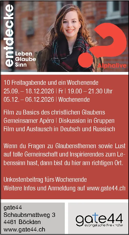 Eine lächelnde junge Frau mit Schal steht vor einer Backsteinfassade neben einem grossen roten Fragezeichen.