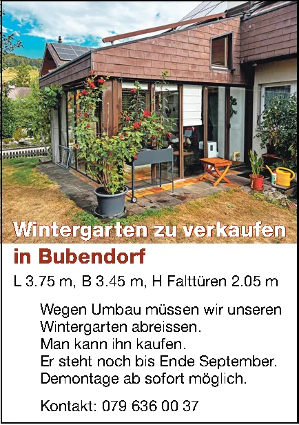Ein Wintergarten mit Glasdach und Falttüren an einem Haus, davor Rosen und Gartenmöbel.