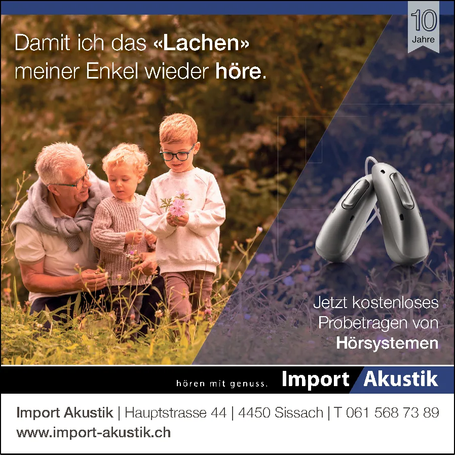 Ein Grossvater mit zwei Enkelkindern in einer Blumenwiese, daneben zwei Hörgeräte
