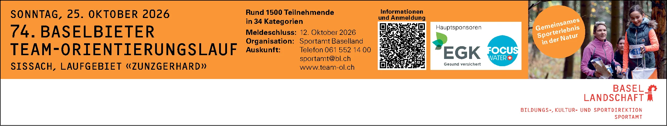 Zwei Läuferinnen mit Karte und Kompass im Wald, daneben ein QR-Code und Sponsorenlogos.