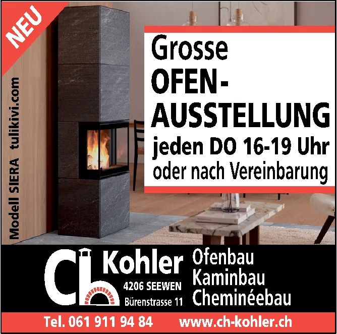 Ein moderner Kaminofen mit Steinverkleidung und brennendem Feuer in einem Wohnzimmer.
