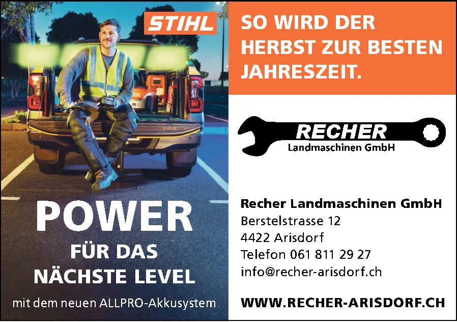 Ein Mann in Arbeitskleidung sitzt auf der Ladefläche eines Pick-ups mit STIHL-Geräten.