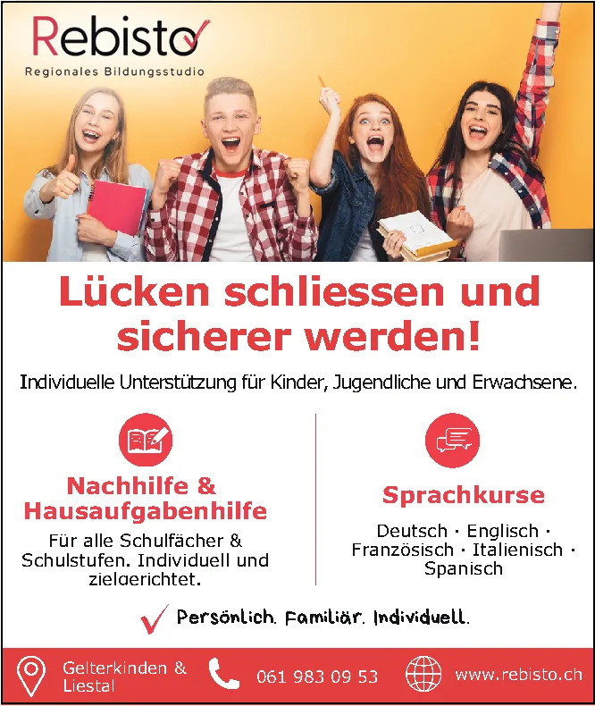 Vier lachende junge Leute mit Büchern und Heften strecken Daumen und Finger hoch