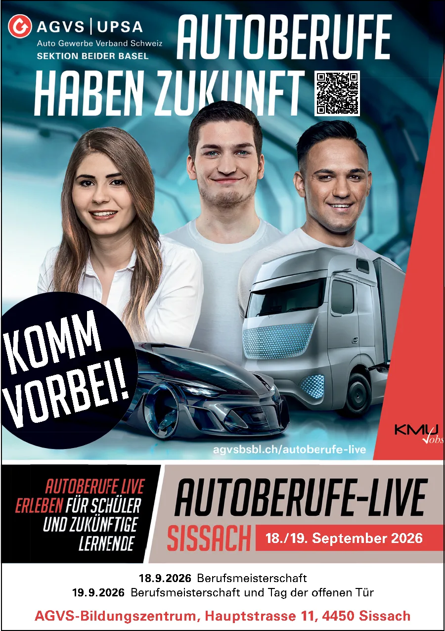 Drei junge Erwachsene in weissen Shirts vor einem futuristischen Auto und Lastwagen mit Autoberufe-Werbung