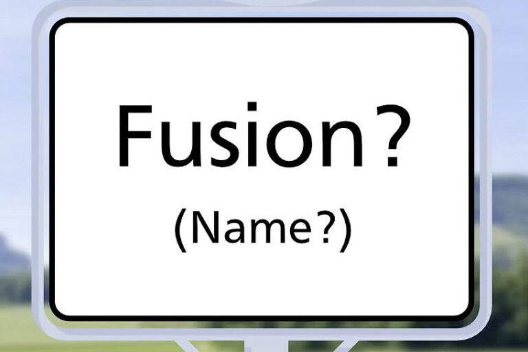 Ortsschild mit der Aufschrift „Fusion?“ und darunter „(Name?)“ vor grüner Landschaft